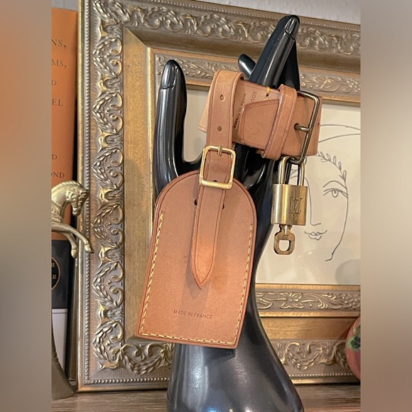 Louis Vuitton Vachetta Leather Luggage Name Tag Strap Holder, lock & key EUC 313 - Picture 5 of 9